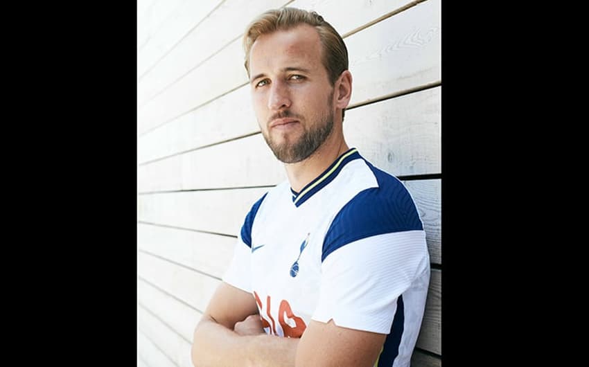 Atacante Harry Kane foi um dos modelos do novo uniforme do Tottenham Hotspur&nbsp;