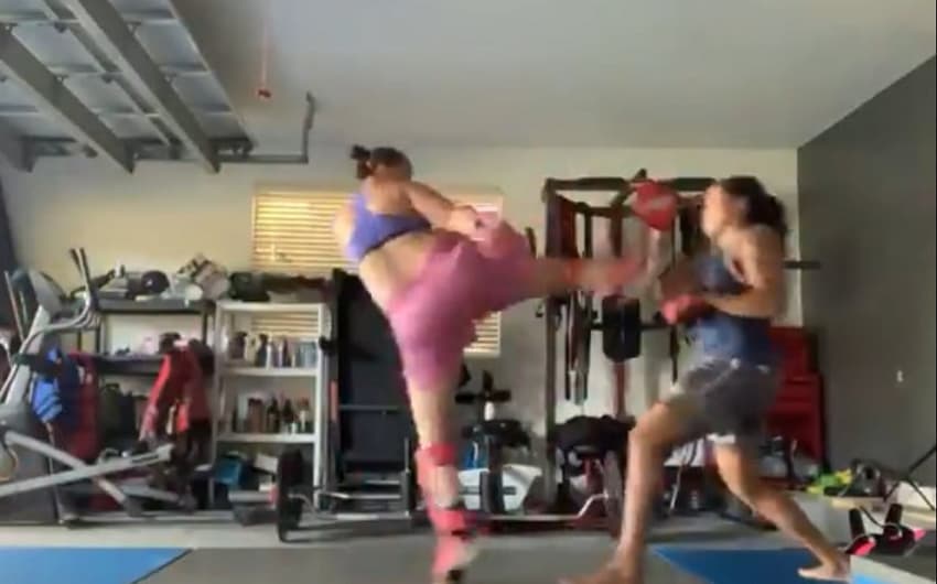 Amanda Nunes treina com esposa grávida