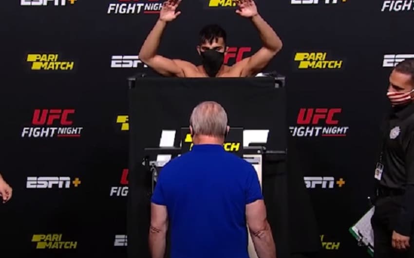 Novo biombo, apresentado nesta pesagem, evita que lutadores usem artimanhas (Foto: Reprodução/YouTube/UFC)