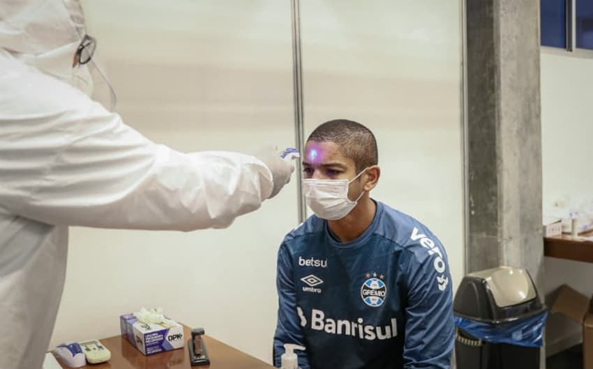 David Braz, zagueiro do Grêmio, mede temperatura antes de treinamento (Lucas Uebel / Grêmio)