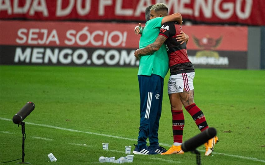 Domènec Torrent e Gabigol - Flamengo x Grêmio