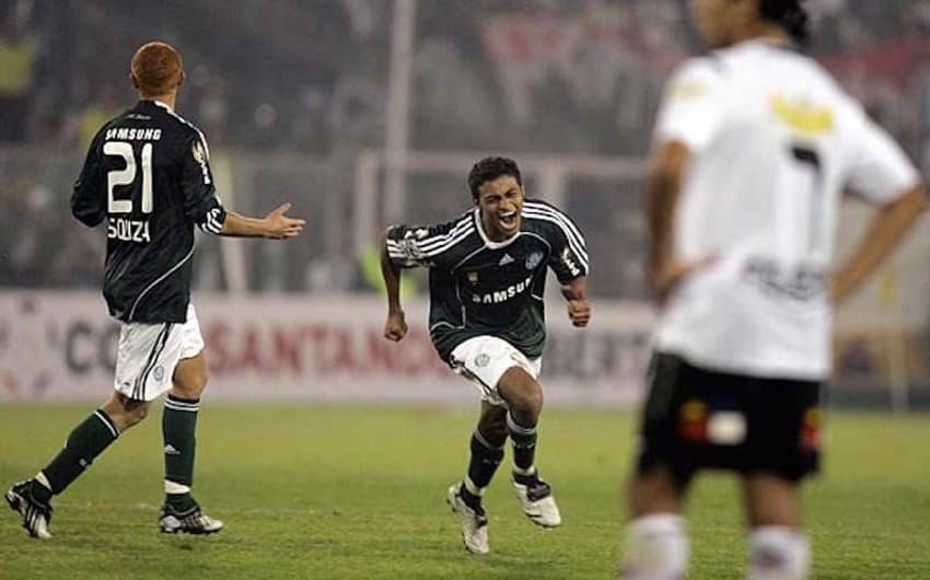 Cleiton Xavier celebra gol contra o Colo-Colo na Libertadores de 2009 (Foto: Divulgação)