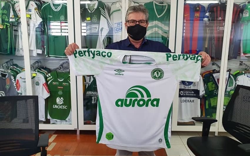 Fernandes Andretta, proprietário da Perfyaço, com a camisa da Chapecoense tendo novo patrocínio