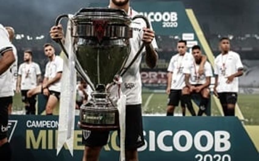 Guga celebrou o seu primeiro título como jogador profissional de futebol com o Mineiro 2020