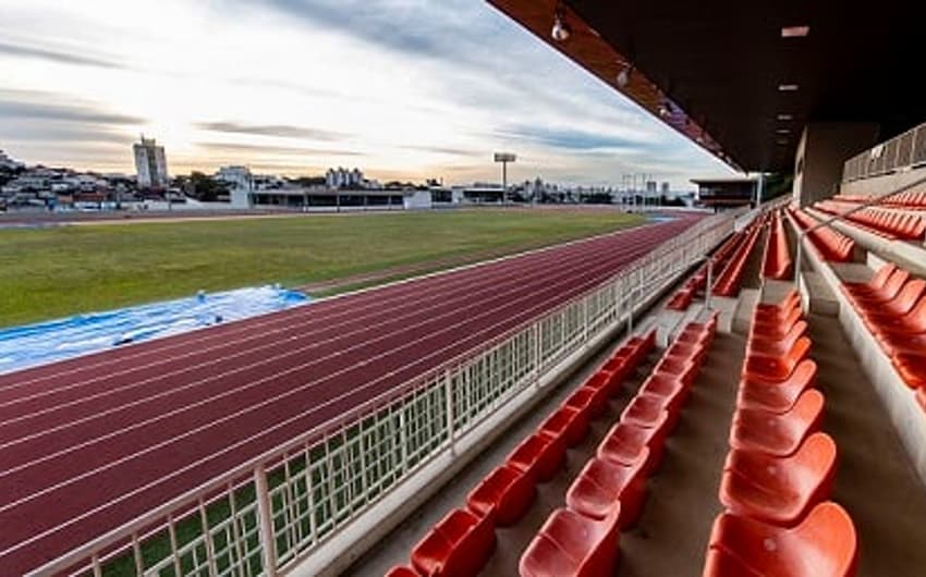 Arquibancada e pista de atletismo do CT vazias; local ainda não receberá eventos (Foto: Ale Cabral/CPB)