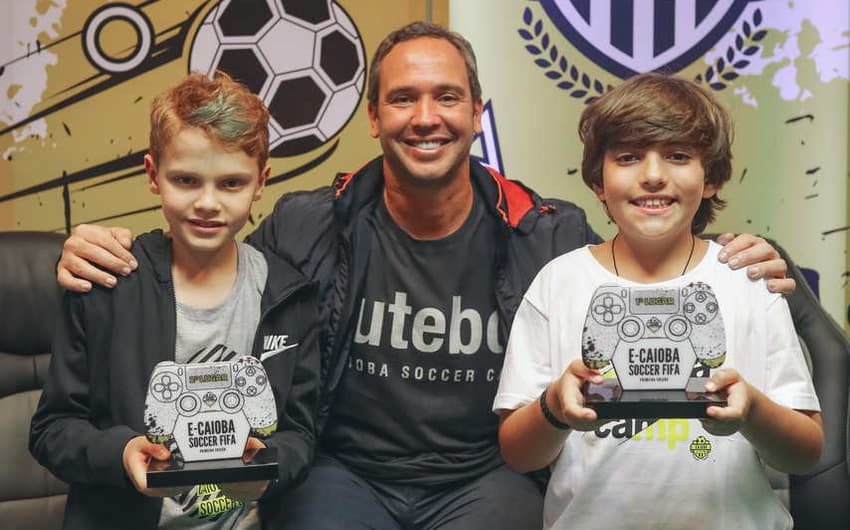 Lucas da Siva, Caio Ribeiro e Victor Dotti na final do 1º torneio de game E-Caioba Soccer Fifa 20