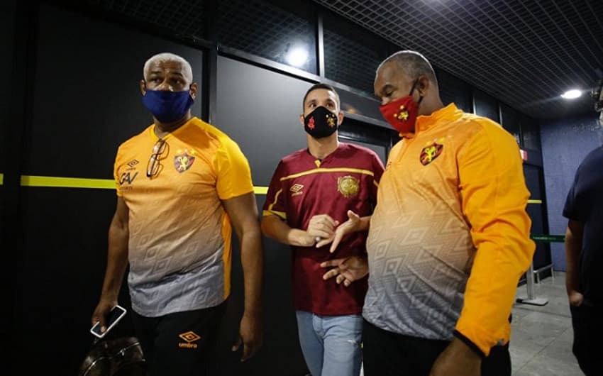 Thiago Neves vestiu a camisa do Sport já no aeroporto em Recife