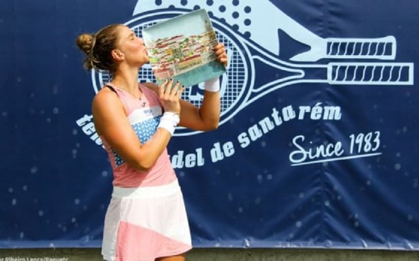 Beatriz Haddad Maia beija troféu de ITF de Santarém