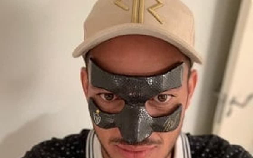 Réver já postou uma foto "mascarado" em sua conta no Instagram