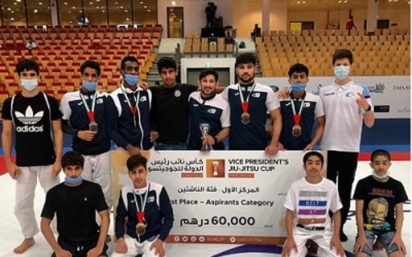 Pablo Mantovani e seus alunos comemoram a vitória em torneio local em Abu Dhabi (Foto: Arquivo Pessoal)