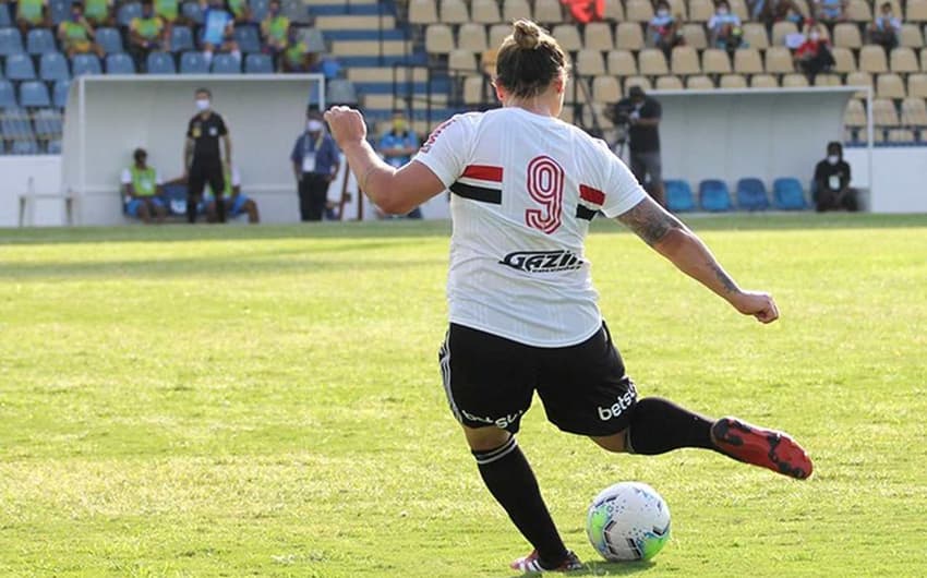Glaucia, a centroavante do São Paulo, fez quatro gols nos últimos dois jogos da equipe no Brasileirão