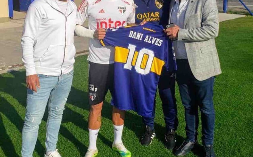 Daniel Alves foi homenageado pela diretoria do Boca Juniors