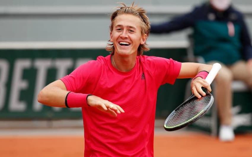Sebastian Korda comemora vitória na chave em Roland Garros