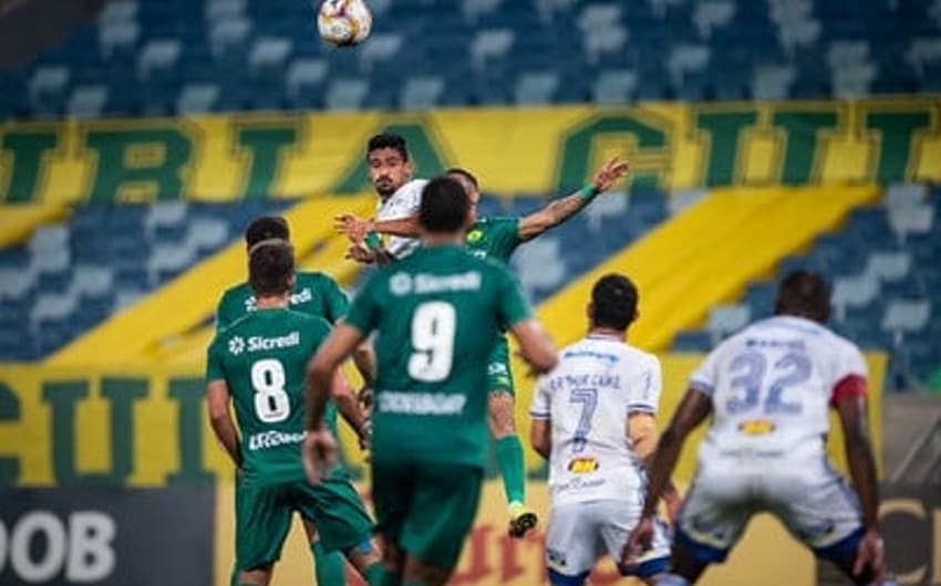 Apesar do jogo ter sido à noite, o forte calor e a baixa umidade do ar na  capital do Mato Grosso prejudicaram a qualidade do jogo de Cruzeiro e Cuiabá
