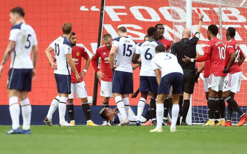 Expulsão de Martial após lance com Lamela em Manchester United x Tottenham