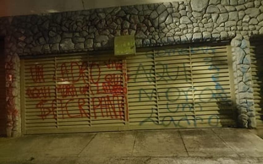 Frases como "Aqui mora um ladrão", entre outras ofensas foram pichadas no portão de Gilvan