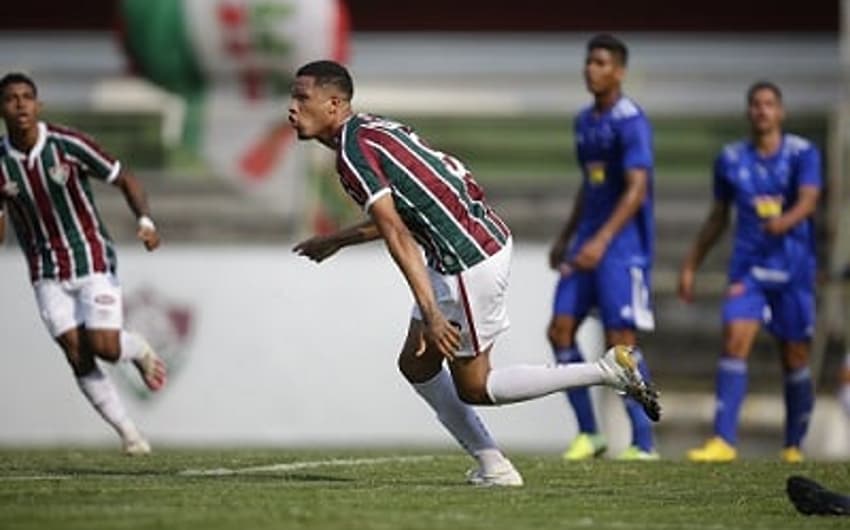 O Flu dominou a Raposa no duelo pelo Brasileiro Sub-20. A equipe carioca é a líder da competição com 15 pontos em seis jogos