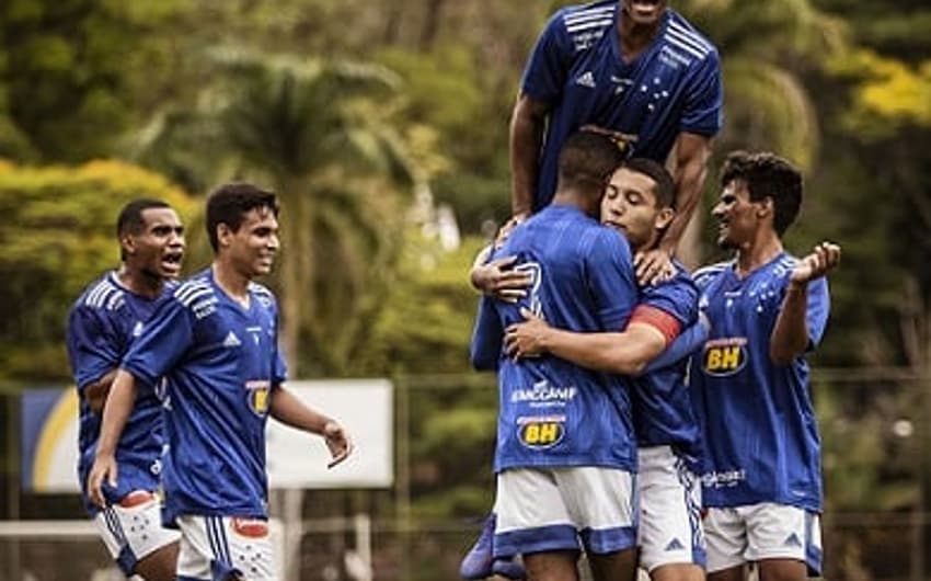 O sub-20 da Raposa fez um jogo seguro e superou os rivais paulistas