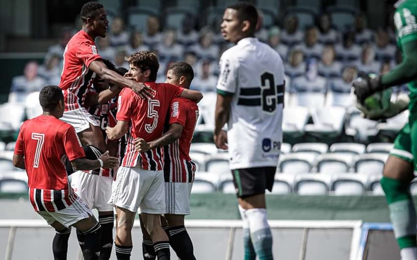 Equipe do São Paulo festeja gol marcado no Couto Pereira