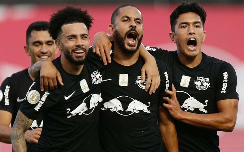 Jogadores do Bragantino comemoram gol contra o Goiás