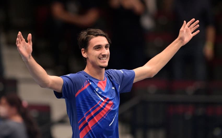 Lorenzo Sonego celebra vitória sobre Novak Djokovic