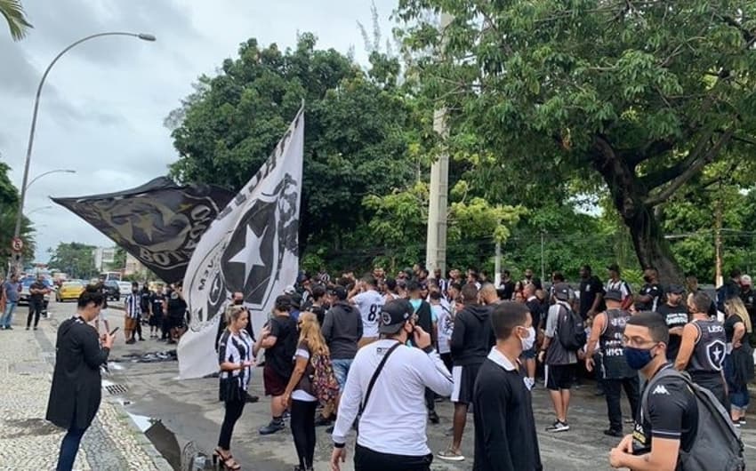 Torcida do Botafogo protesta em General Severiano