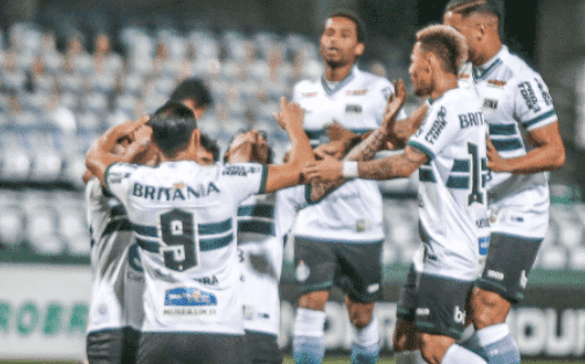 Jogadores do Coritiba comemoram gol sobre o Atlético-GO