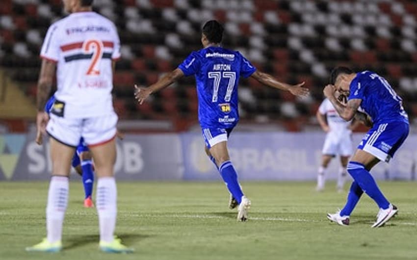 Airton marcou ajudou o Cruzeiro a vencer mais uma partida que distanciou  o clube do Z4