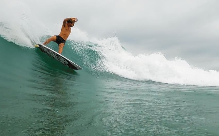 Surfista Lucas Silveira no México