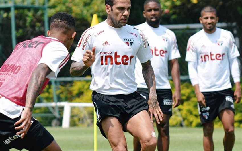 Daniel Alves retorna ao time titular após cumprir suspensão no último fim de semana