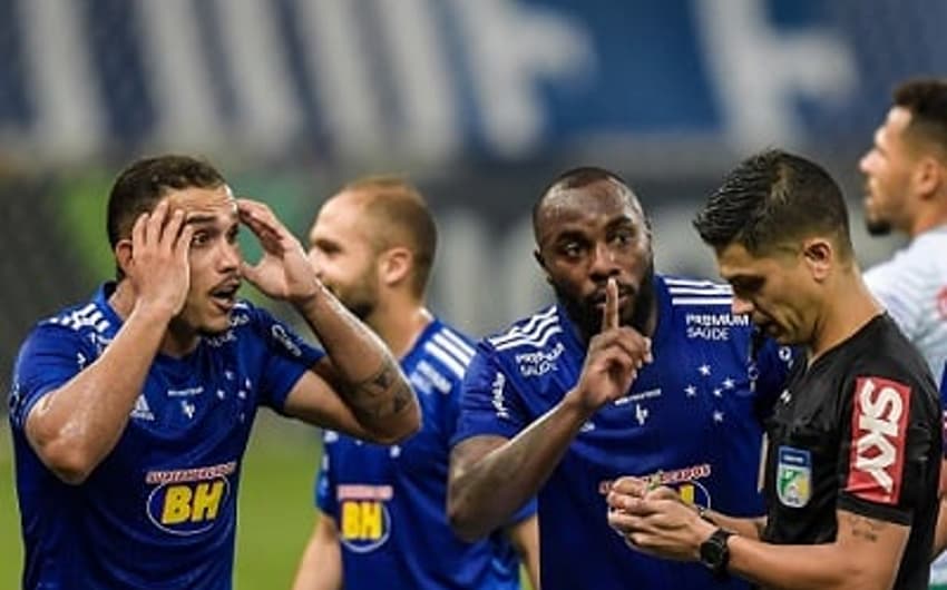 Pottker e os jogadores do Cruzeiro reclamaram da expulsão do atacante, um equívoco da arbitragem
