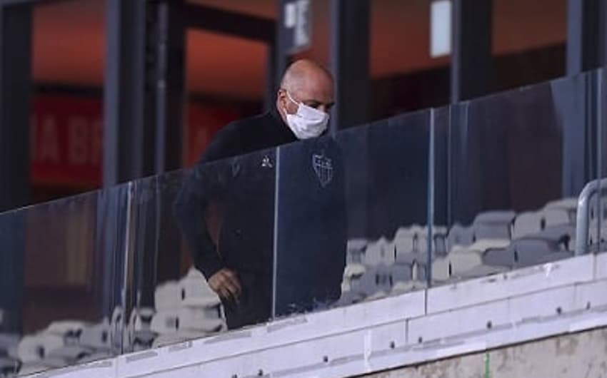 Sampaoli ficou  fora do banco de reservas, mas esteve presente no Mineirão no duelo com o Flamengo, gerando desconfiança do tribunal quanto a conduta do treinador, que estava suspenso