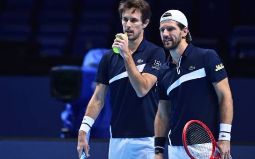 Jurgen Melzer e Edouard Roger Vasselin discutem jogada no ATP Finals