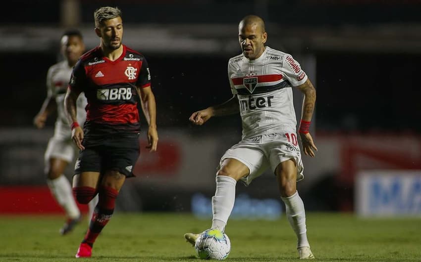 Daniel Alves vive um de seus melhores momentos desde o retorno ao futebol brasileio, no meio da última temporada