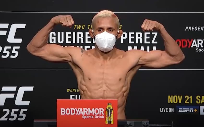 Deiveson não teve problema na balança e confirmou a disputa de cinturão do UFC 255 (Foto: Reprodução/YouTube/UFC)
