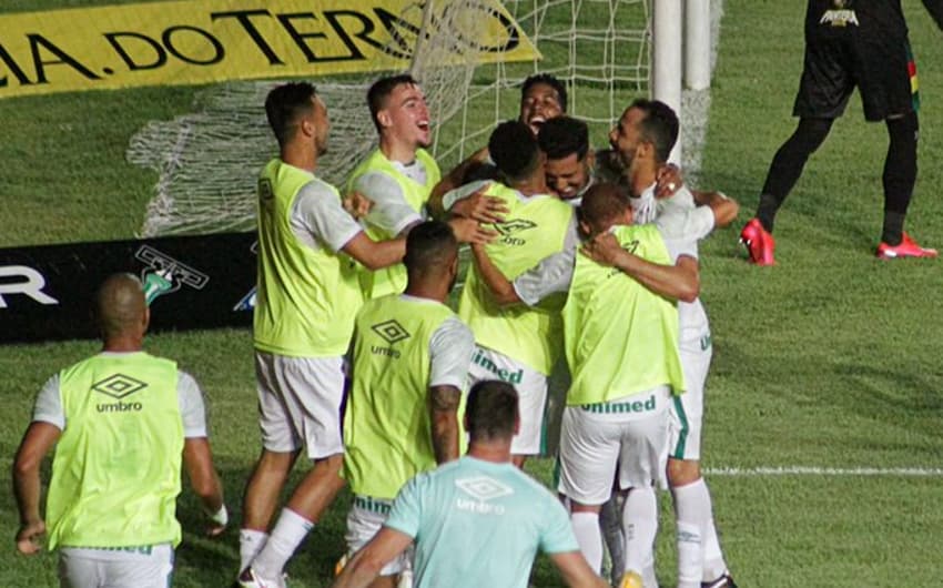Jogadores da Chapecoense comemoram gol sobre o Sampaio Corrêa
