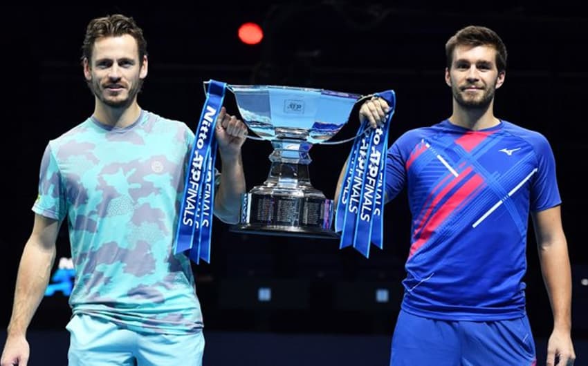 Wesley Koolhof e Nikola Mektic com troféu do ATP Finals 2020