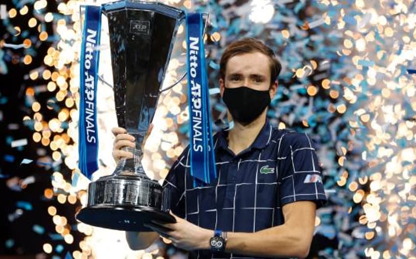 Daniil Medvedev ergue o troféu do ATP Finals
