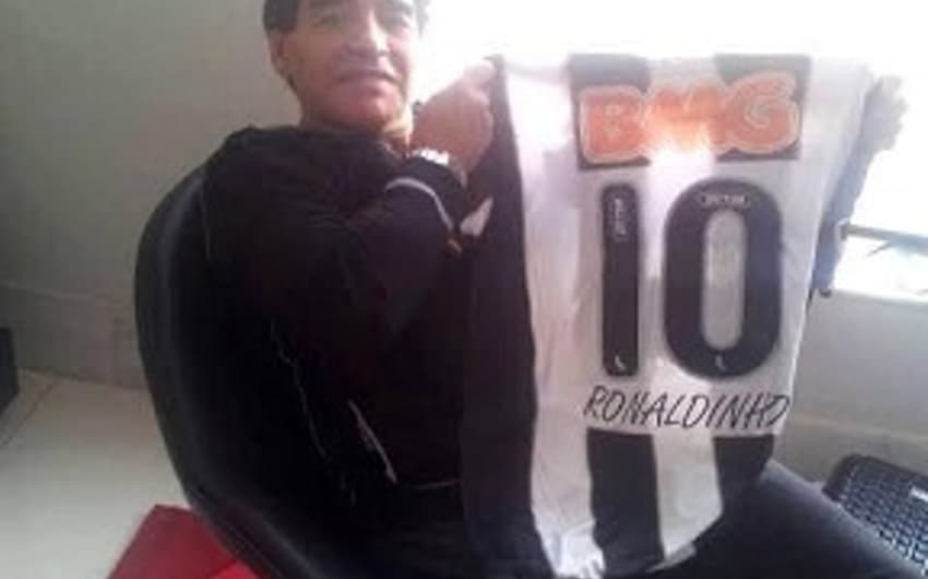 Maradona exibe a camisa 10 de Ronaldinho, quando ainda jogava pelo Atlético-MG