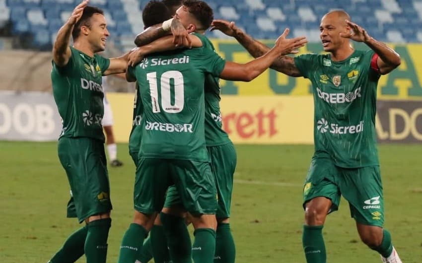 Jogadores do Cuiabá comemoram gol sobre o Avaí