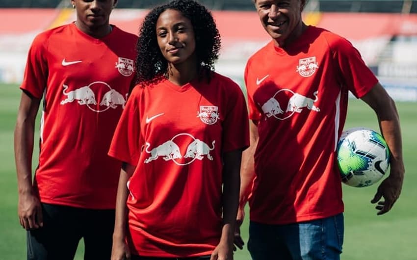 Gil Baiano, Dandara e Bruno Gonçalves usando o novo uniforme do Red Bull Bragantino