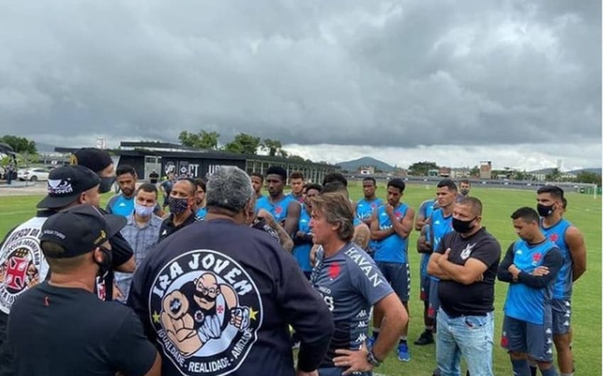 Membros de torcida organiza invadem ct do Vasco