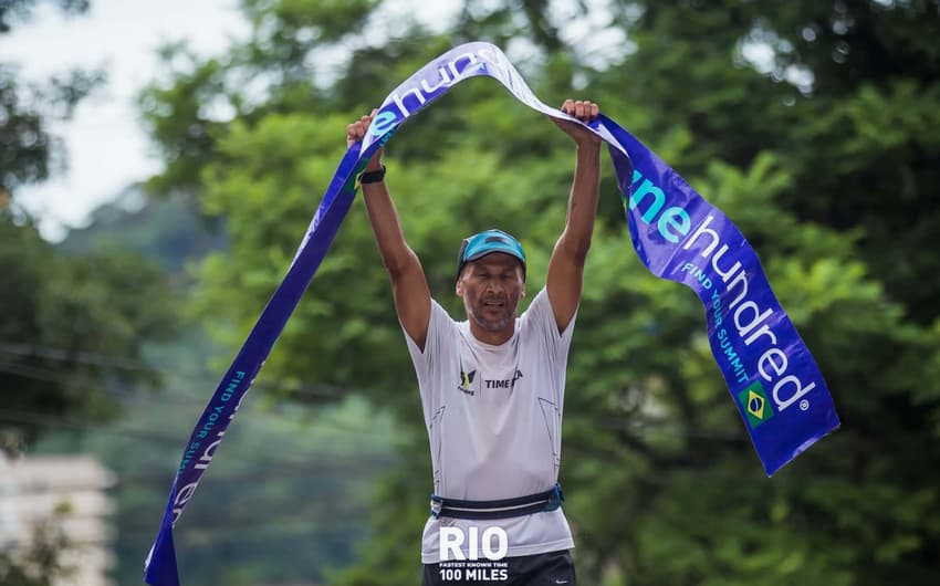 Iazaldir Feitosa comemora o título e o recorde da primeira edição brasileira do FKT Rio One Hundred®️ Caminho do Imperador, neste domingo. (Allan Carvalho/Divulgação)