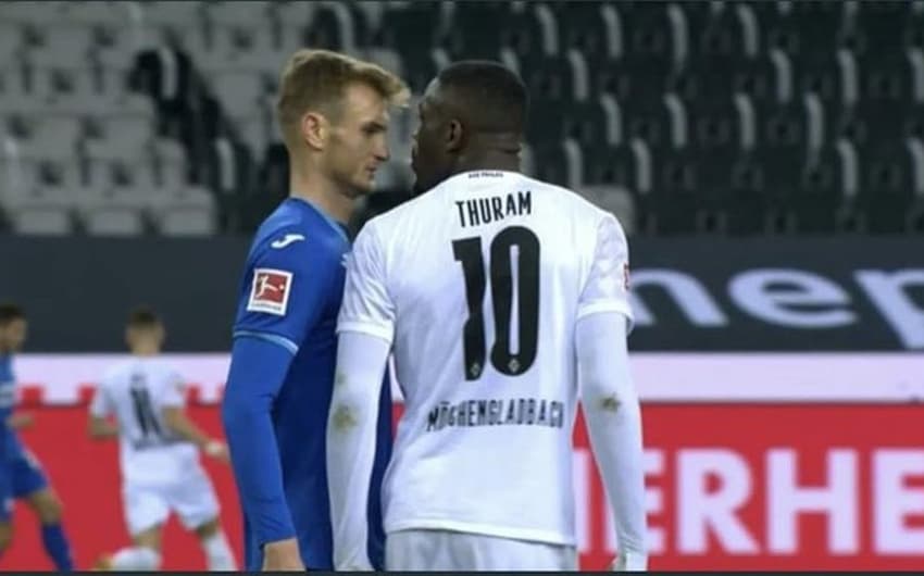 Marcus Thuram, do Borussia Mönchengladbach, cuspindo em Stefan Posch, do Hoffenheim