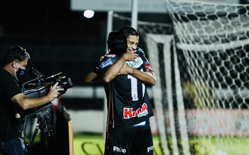 Jogadores do Operário-PR comemoram gol na Série B