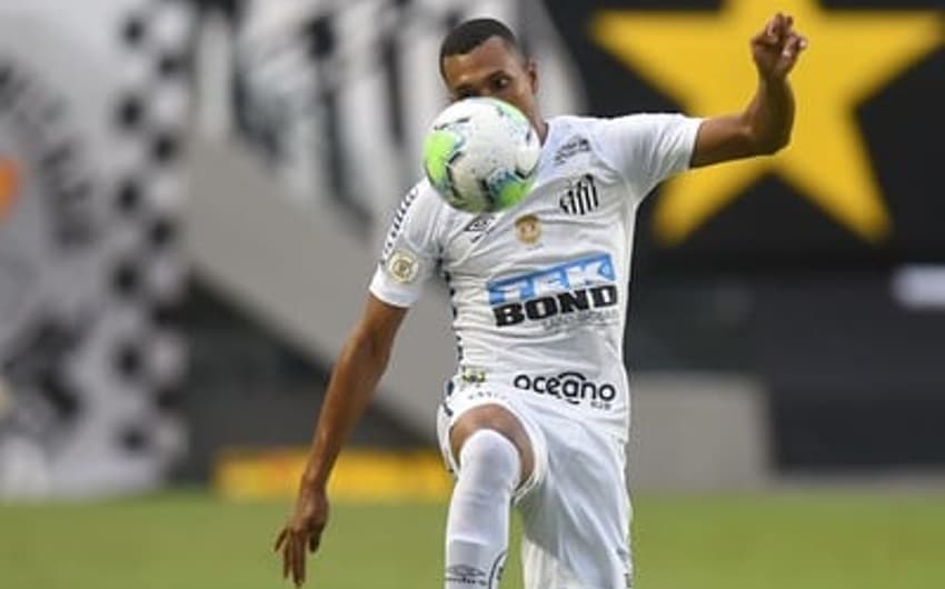 Lucas Braga em ação com a camisa do Santos