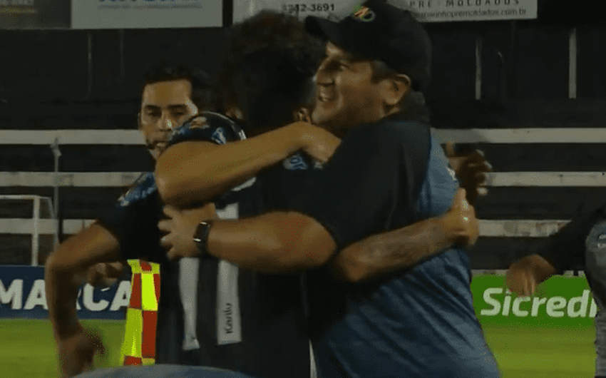Oller celebra gol pelo Operário com técnico Matheus Costa