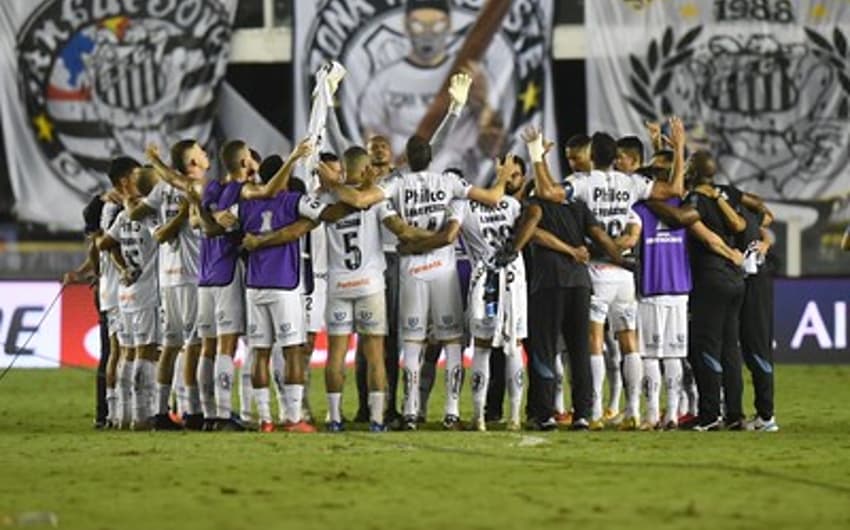 Elenco do Santos abraçado após o empate contra o Boca