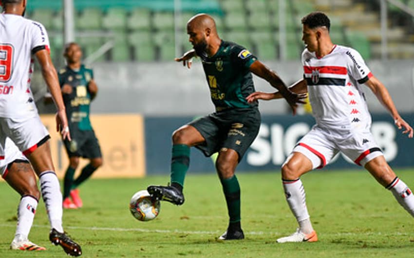 O Coelho não estava muito concentrado no duelo contra o Botafogo-SP, tendo dificuldades com o time paulista