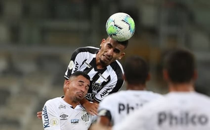 O Galo teve uma noite de futebol seguro contra os reservas do Santos, que poupou os titulares para a final da Libertadores, sábado, contra o Palmeiras